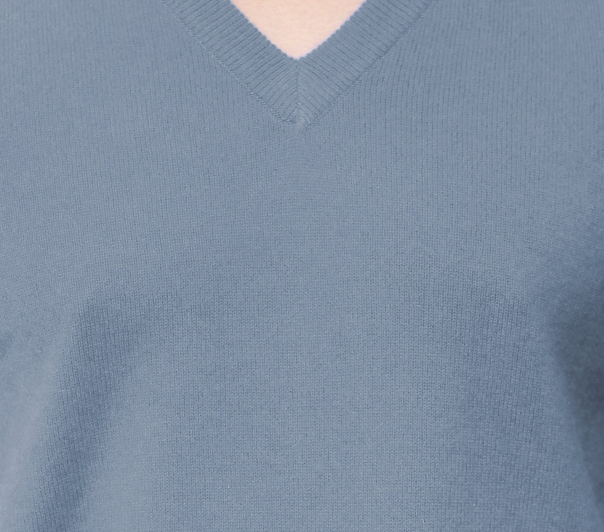  Close up view men's Roman Silver Gray Cashmere Sweater V-Neck Pullover showcasing knitting details and ribbed v-neckline