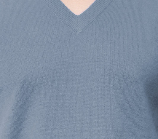  Close up view men's Roman Silver Gray Cashmere Sweater V-Neck Pullover showcasing knitting details and ribbed v-neckline