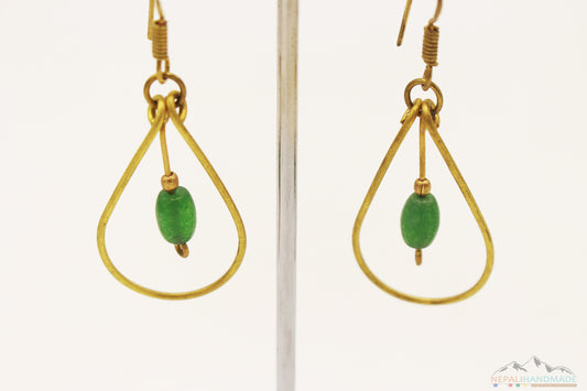 GREEN CRYSTAL DROPLET BRASS BOUNDED DANGLE EARRING