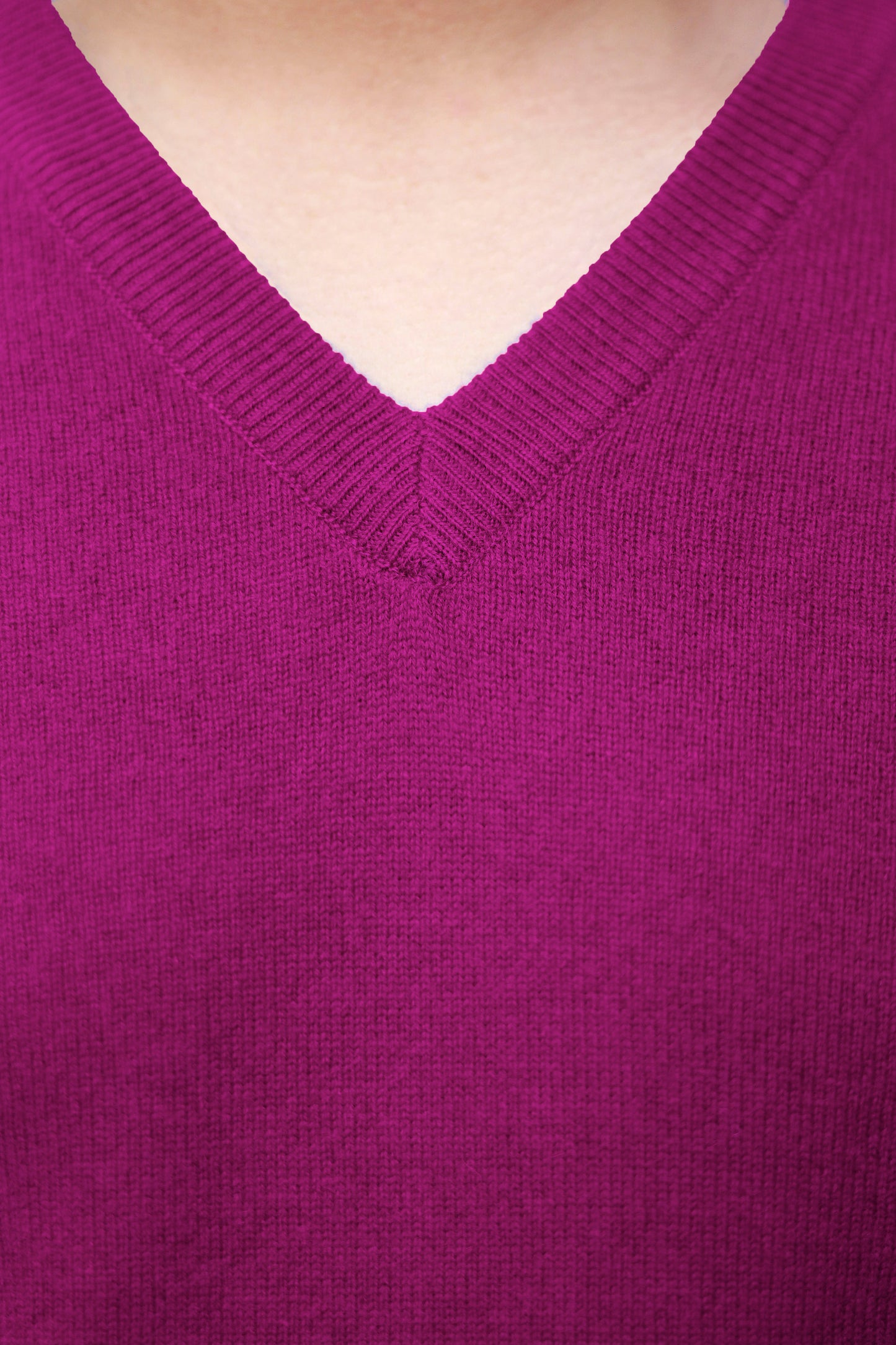 Men's Dark Magenta Cashmere Sweater V-Neck Pullover - preview 2