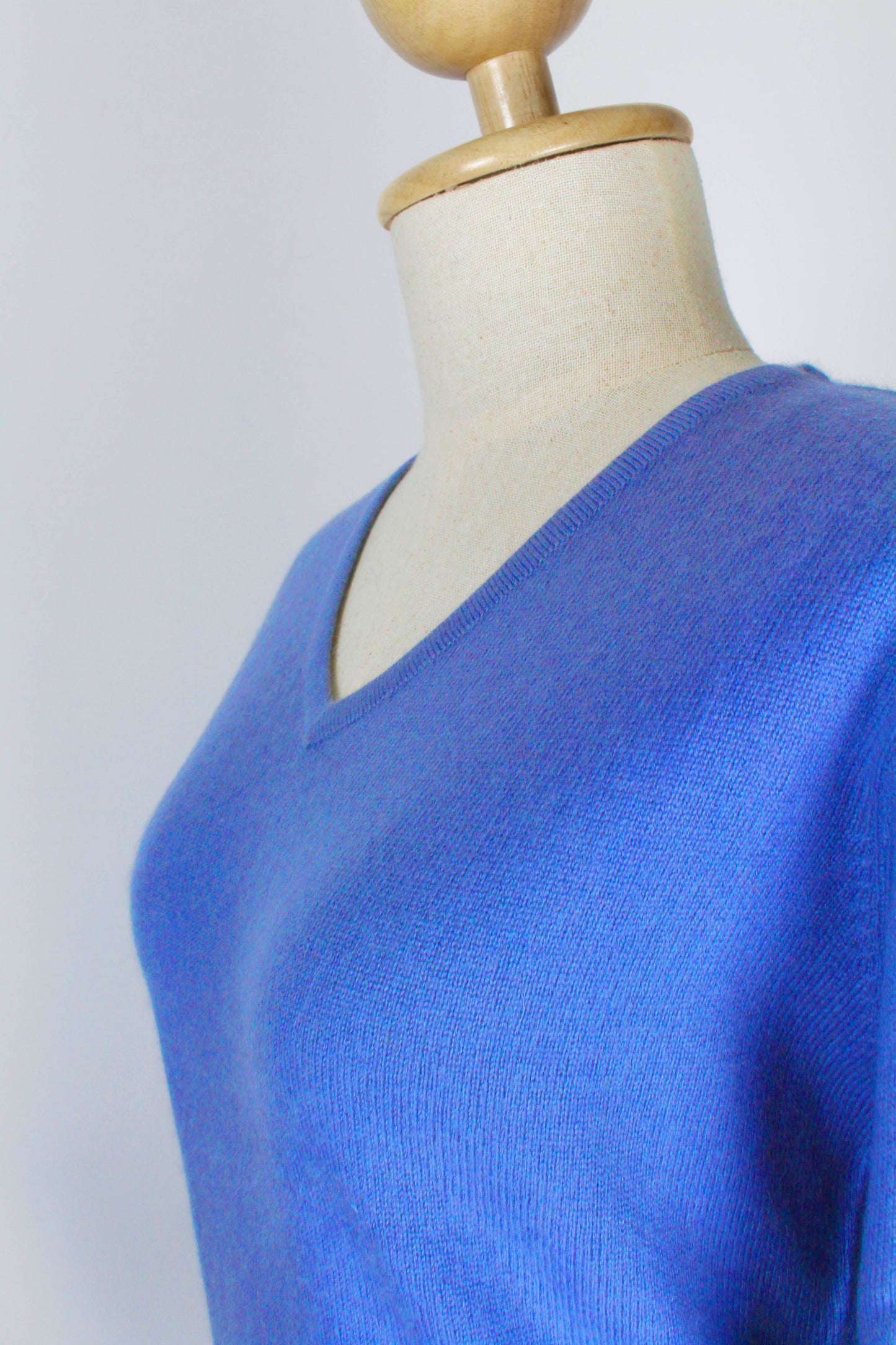 Women's Cornflower Blue V-Neck Cashmere Pullover/Sweater